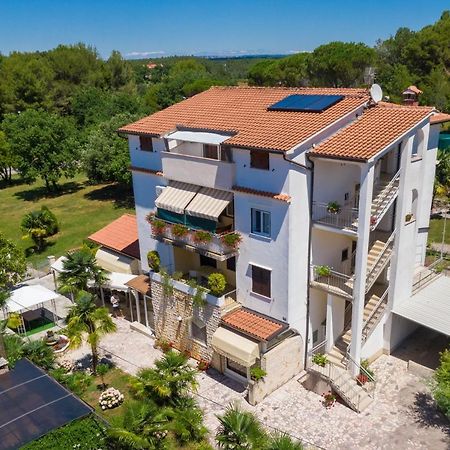 Apartments Lori Porec Esterno foto