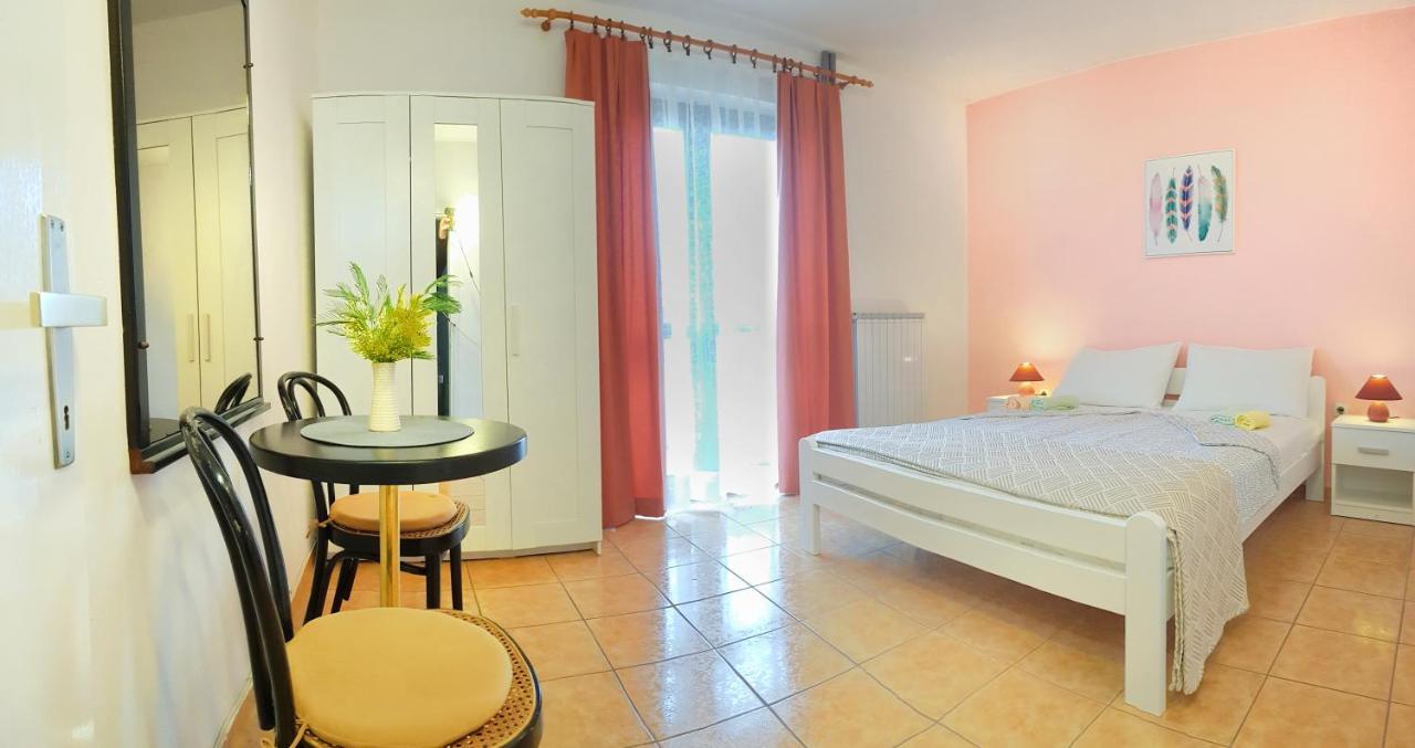 Apartments Lori Porec Esterno foto