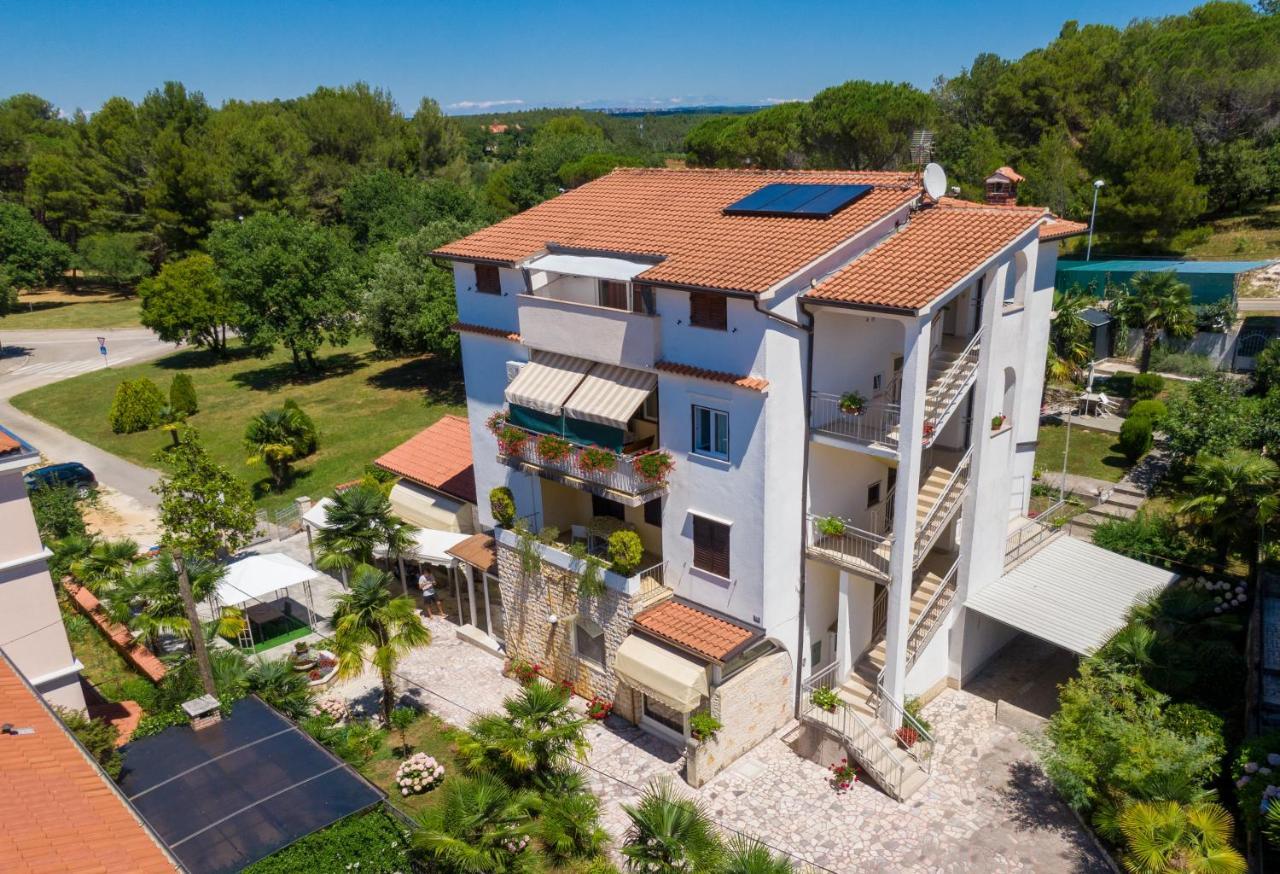 Apartments Lori Porec Esterno foto