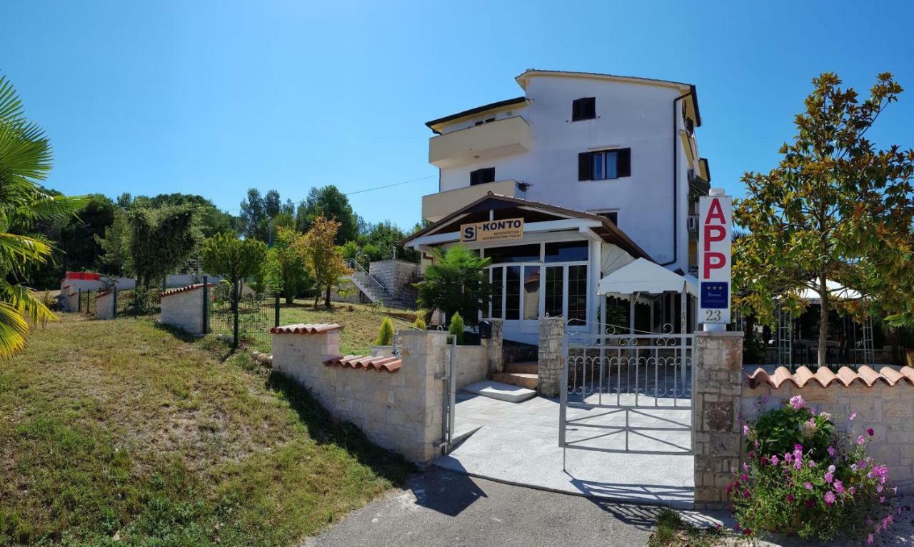 Apartments Lori Porec Esterno foto