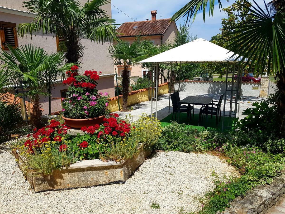 Apartments Lori Porec Esterno foto