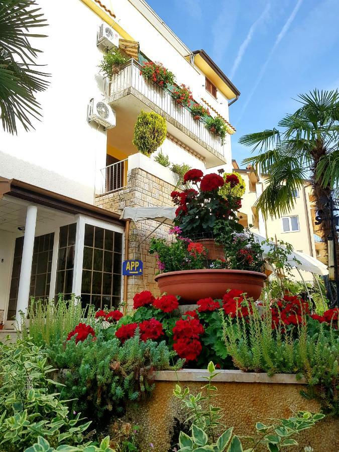 Apartments Lori Porec Esterno foto